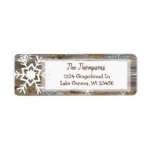 Rustikales Holz und Weihnachtsschneeflocken