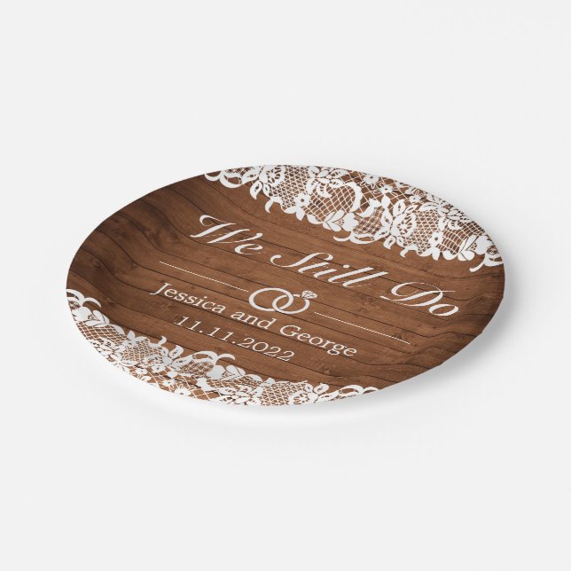 Rustikales Holz und weiße Spitzen Hochzeit Jahrest Pappteller (Schrägansicht)
