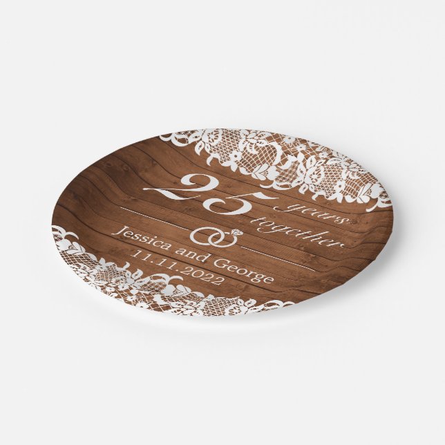 Rustikales Holz und weiße Spitzen Hochzeit Jahrest Pappteller (Schrägansicht)