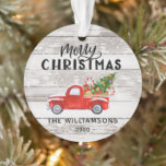 Rustikales Holz Vintag Red Truck Custom Weihnachte Ornament<br><div class="desc">Ein bezaubernder Vintager roter LKW mit einem Weihnachtsbaum und allen Schnitten auf einem verwitterten Holzboden. Frohe Weihnachten personalisierten Weihnachtsschmuck. Wenn Sie Hilfe bei der Personalisierung Ihres Ornaments benötigen oder Produkte koordinieren möchten, zögern Sie bitte nicht, uns per E-Mail zu kontaktieren. icingonthecakezazzle@icloud.com Folgen Sie uns auf Facebook für Produktankündigungen, Vertrieb, Werbeaktionen,...</div>
