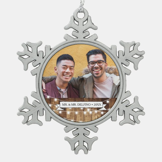 Rustikales hölzernes feenhafte schneeflocken Zinn-Ornament (Vorderseite)