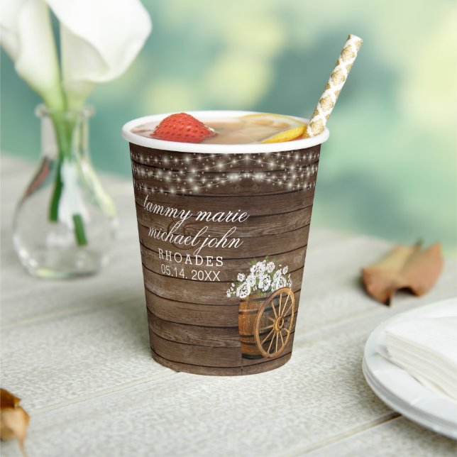 Rustikales Holzfass Hochzeit mit weißen Blume Pappbecher (In Situ)