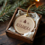 Rustikales Holzkörnchen - Slice - Personalisierter Keramik Ornament<br><div class="desc">Personalisierter Name und Foto, Imitate natürliche Holzschnitzereien. Dieser rustikale Bauernstil ist mit einem Imitat-Holzschnitt geschmückt. Anpassen mit Name und Jahr. Zwischen dem Jahr wird ein rustikaler Kiefernbaum hinzugefügt. Auf der Rückseite befindet sich ein kreisförmiger Fotomaske, um Ihr eigenes Lieblingsfotomaske hinzuzufügen. Das ist der perfekte Schmuck für ein rustikales Weihnachtsthema im...</div>