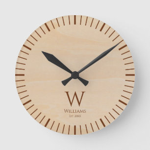 Rustikales Holzmonogramm Brauner Anfangsbuchstabe Runde Wanduhr
