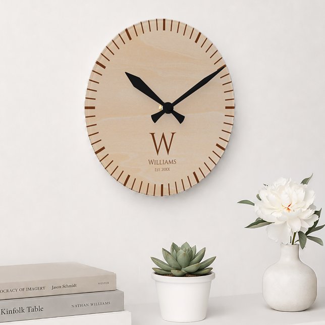 Rustikales Holzmonogramm Brauner Anfangsbuchstabe  Runde Wanduhr (Von Creator hochgeladen)