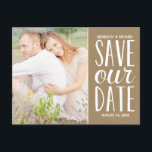 Rustikales Kraft Paper Foto Save the Date Ankündigungspostkarte<br><div class="desc">Dieses rustikale Foto im Kraftpapier-Stil Save the Date auf der Postkarte enthält den Text "Rett unser Datum" in lässiger handgeschriebener Typografie. Die weiße Schrift wird durch hellbraunes Kraftpapier gestützt. Passen Sie Ihre Hochzeitsdetails und Ihr Lieblings-Foto an. Fügen Sie auf der Rückseite der Postkarte weitere Details hinzu.</div>