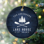 Rustikales Lake House Boat Oars Trees Blue Wood Pr Keramik Ornament<br><div class="desc">Ein wunderschönes, rustikales Keramik-Ornament mit Familienname und "Lake House" oder einem anderen Wunschtext zusammen mit Datum und Lage. Dieses individuelle Design besticht durch eine weiße Silhouette von gekreuzten Bootskörben und Kiefernbäumen auf Holzplanken in blauen Farbtönen. Eine charmante Ergänzung zu Ihrem Urlaub Zuhause, Ferien Weihnachten Baum Dekoration. Um mehr Designs wie...</div>