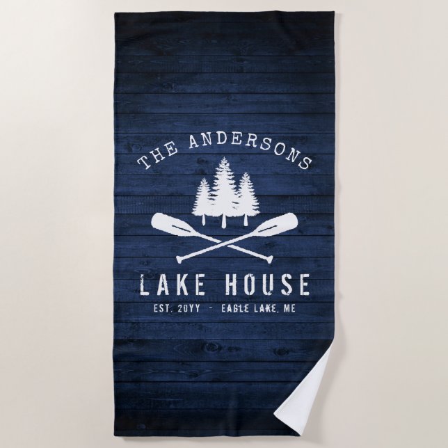 Rustikales Lake House Boat Oars Trees Blue Wood Pr Strandtuch (Vorderseite)