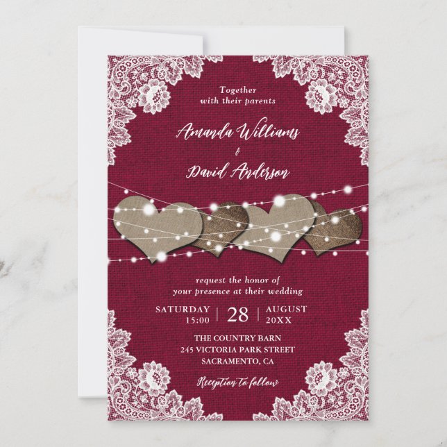 Rustikales Land Burgund Burlap and Lace Wedding Einladung (Vorderseite)