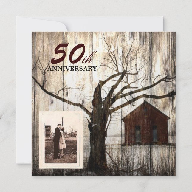 Rustikales Land Red Barn 50. Hochzeitstag Einladung (Vorderseite)