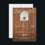 Rustikales Land Sonnenblumen Strohleuchten Save The Date<br><div class="desc">Rustikales Land Sonnenblumen Streichelleuchten Save the Date - Eine rustikale Einladung mit einer Scheune,  die mit Sonnenblumen und Lichtern an der Strandpromenade geschmückt ist. Die Rückseite der Einladung enthält Monogramm und QR-Code.</div>