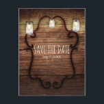 Rustikales Land Wood & Lightning Mason Jars Rett D Ankündigungspostkarte<br><div class="desc">Rustikales Landholz & Lighted Mason Jars Save the Date. Passende Artikel in meinem Geschäft.</div>