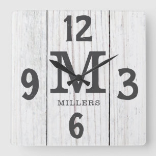 Rustikales Leichtholz-Familienname Monogram Bauern Quadratische Wanduhr