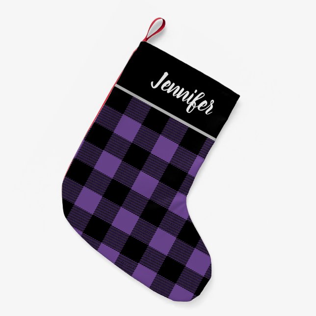 Rustikales Lila und Schwarzes Buffalo Karo Monogra Kleiner Weihnachtsstrumpf (Vorderansicht (hängend))
