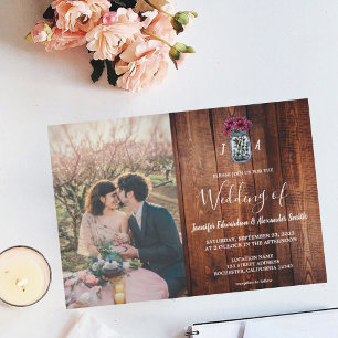 Rustikales Mason Jar Stallholz Monogramm Foto Hoch Einladung