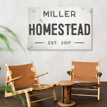Rustikales modernes Bauernhaus Leinwanddruck<br><div class="desc">Entspannen Sie in unserem Wohnzimmer mit unserem exquisiten Wall Leinwand Art Homestead Sign, wo zeitloser Charme und moderne Bauernästhetik aufeinander treffen. Dieses Kunstwerk verbindet mühelos rustikale Eleganz mit einem industriellen Vorsprung, mit einem zerrissenen und bedrängten Hintergrund aus weißem Imitat, der durch das Zerkleinern von Farben und verwitterten Texturen ein geschichtliches...</div>
