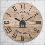 Rustikales modernes Bauernhaus Vintag Familienname Große Wanduhr<br><div class="desc">Personalisierter Familienname,  Stadt,  Staat und Jahr etabliert Rustic Modern Wall Uhr in einem trendigen Bauernstil-Design mit römischer numerischer Uhr Gesicht,  Scheune-Illustration,  und helles weißes Holzputz / shiplap Hintergrund Design. Perfektes Geschenk für Neuvermählte,  Hochzeitsgeschenke,  Hauswärmer oder Großeltern oder für einen Zuhause-Check-in in der Hütte,  in der Hütte oder im Landhaus.</div>
