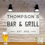 Rustikales modernes industrielles Bauernhaus Bar Leinwanddruck<br><div class="desc">Entspannen Sie in Ihrem Wohnzimmer mit unserem exquisiten, gedehnten Bar der Leinwand, wo zeitloser Charme und moderne Bauernästhetik aufeinander treffen. Dieses Kunstwerk verbindet mühelos rustikale Eleganz mit einem industriellen Vorsprung, mit einem zerrissenen und bedrängten Hintergrund aus weißem Imitat, der durch das Zerkleinern von Farben und verwitterten Texturen ein geschichtliches Gefühl...</div>