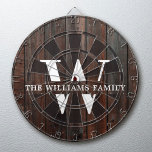 Rustikales modernes Monogramm Familienname Vintage Dartscheibe<br><div class="desc">Dieses moderne, rustikale Dartboard besticht durch Ihr Familienmonogramm und den Namen über eine bedruckte, dunkelbraune Holzkulisse in einem Retro-Vintagen Typografie-Design. Passen Sie mit Ihrem Familiennamen und Initialen auf und machen Sie dies zu einem einzigartigen Zuhause für das Bauernhaus Seehaus, die familiäre Hütte oder die Landhütte - oder Ihre gemütliche Zuhause....</div>