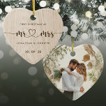 Rustikales Mr. und Mrs. Wedding Foto Keramik Ornament<br><div class="desc">Embrace Rustic Charm: Feiern Sie Ihren besonderen Tag mit diesem rustikalen Imitat Wood Mr. und Mrs. Wedding Foto Keramik Ornament. Es ist so konzipiert, dass es den Reiz des Holzes nachahmt, und strahlt Wärme und Charakter aus. Mit dem 'Mr. & Mrs.' Gefühle in einem malerischen Schriftart, dieses herzförmige Ornament beherbergt...</div>