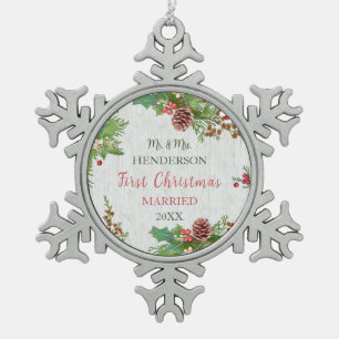 Rustikales Newlyweds 1. Weihnachtsmeilenstein Schneeflocken Zinn-Ornament