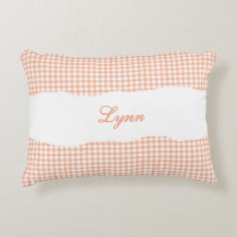 Rustikales orangefarbenes Gingham mit personalisie Dekokissen