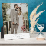 Rustikales Outdoorhochzeitungs-Foto Fotoplatte<br><div class="desc">Eine Hochzeitsnacht-Foto-Sake-Plakette für Ihr Kaminstück. Ersetzen Sie dieses Foto mit Ihrem Lieblings-Hochzeitsfest-Foto.</div>
