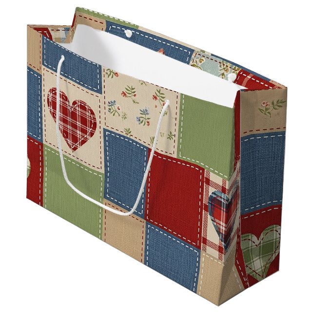Rustikales Patchwork-Herzen-Picknick-Muster (4) Große Geschenktüte (Vorderseite Schrägansicht)