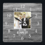 Rustikales Personalisiert Hochzeitstil Foto Wood Quadratische Wanduhr<br><div class="desc">Einzigartige Jubiläumsuhr zum Personalisieren mit Foto,  Name und feststehendem Jahr. Die rustikale Hochzeitsuhr mit einem bedrückten Holzeffekt ist ein großartiges Geschenk für Hochzeiten,  Jubiläen und die neue Zuhause.</div>