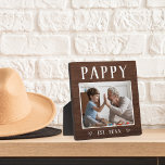 Rustikales Personalisiert Pappy Grandpa Foto Fotoplatte<br><div class="desc">Die individuelle Opa-Plakette zum Vatertag,  Geburtstag oder Großelterntag zeigt ein beliebtes Foto seines Enkelkindes oder seiner Enkel mit "Pappy" oben in rustikaler Schrift. Personalisieren Sie mit dem Jahr,  in dem er ein Großvater wurde,  oder fügen Sie eine benutzerdefinierte Nachricht oder Name.</div>