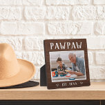 Rustikales Personalisiert Pawpaw Opa Foto Fotoplatte<br><div class="desc">Die individuelle Opa-Plakette zum Vatertag,  Geburtstag oder Großelterntag zeigt ein beliebtes Foto seines Enkels oder seiner Enkel mit "Pawpaw" oben in rustikalem Schriftsatz. Personalisieren Sie mit dem Jahr,  in dem er ein Großvater wurde,  oder fügen Sie eine benutzerdefinierte Nachricht oder Name.</div>