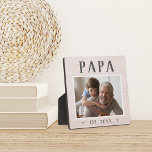 Rustikales Personalisiertes Papa Grandpa Foto Fotoplatte<br><div class="desc">Die individuelle Opa-Plakette zum Vatertag,  Geburtstag oder Großelterntag zeigt ein beliebtes Foto seines Enkels oder seiner Enkel mit "Papa" oben in rustikalem Schriftsatz. Personalisieren Sie mit dem Jahr,  in dem er ein Großvater wurde,  oder fügen Sie eine benutzerdefinierte Nachricht oder Name.</div>