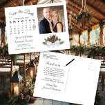 Rustikales Pinecones Foto & Kalender Save the Date Ankündigungspostkarte<br><div class="desc">Diese rustikale Hochzeit Save the Date Postcard besticht durch ein elegantes Aquarelldesign mit einem Blumenstrauß aus Pinecones und Kiefernästen in den Farben Waldgrün und Kastanienbraun. Auf der links Kartenseite befindet sich ein individuell anpassbarer Kalender mit einem Herzstück um Ihren Hochzeitstag, sowie Platz für Ihre Namen, den Ort und eine kurze...</div>