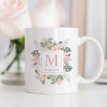 Rustikales rosa goldfarbenes Boho Custom Monogram Kaffeetasse<br><div class="desc">Die individuelle Kaffeemaschine im Boho-Stil bietet romantische Tasse-Blume,  botanische Blätter und rustikale Federakzente. Personalisieren Sie das Programm mit einem benutzerdefinierten Monogramm mit einem Namen und einem Anfangsbuchstaben. Die weiche Farbe umfasst hübsche Frühlingshöhe in Rosa,  Pfirsich,  Creme,  Grün,  Grau und Gold.</div>