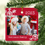 Rustikales Rotes Foto Ornament mit Schneeflocken<br><div class="desc">Passen Sie dieses Ornament mit Ihrem Foto an und fügen Sie Ihren Familiennamen zusammen mit dem Jahr für diesen großen Weihnachtsweih hinzu.</div>