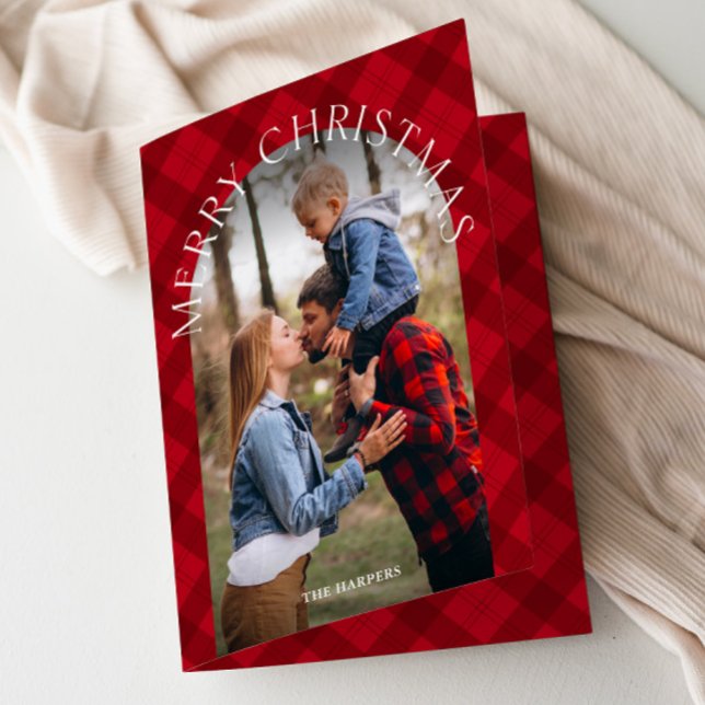 Rustikales Rotes Kariertes Foto Weihnachten (Modern red plaid arch photo rustic Christmas Holiday Card.)