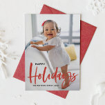 Rustikales Rotes Modernes Kalligrafie Happy Holida Feiertagskarte<br><div class="desc">Gute Ferien! Senden Sie eine festliche Nachricht in dieser Urlaubssaison mit dieser individuell gestaltbaren Urlaubskarte. Es zeichnet sich durch rustikale moderne Kalligraphie mit festlichem Urlaubsmuster aus. Personalisieren Sie diese,  indem Sie ein Foto,  Namen,  Jahr und andere Details hinzufügen. Diese moderne Kalligraphie-Foto-Urlaubskarte ist auch in anderen Kardinen erhältlich.</div>