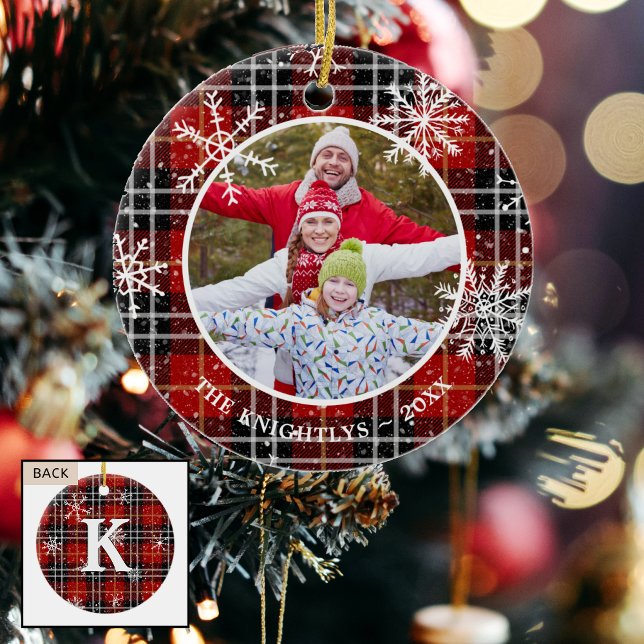 Rustikales Rotes Schwarzes Kariertes Schneeflocken Keramik Ornament (Von Creator hochgeladen)