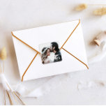 Rustikales Save the Date Foto Gastgeschenk Hochzei Quadratischer Aufkleber<br><div class="desc">Mit unseren Aufklebern auf dem Platz für die Gastgeschenk Hochzeit in den Rustikalen Save the Date, verleihen Sie Ihrer Hochzeitsreise den Charme eines Landes. Diese Aufkleber, die die perfekte Mischung aus Whimsicality und Eleganz bieten, sind perfekt für die Ankündigung Ihres wichtigen Tages. Personalisieren Sie sie mit Ihren Lieblings-Foto und Hochzeitsdetails....</div>