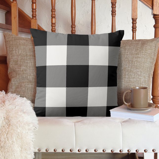 Rustikales Schwarz-Weiß Buffalo Kariertes Bauernha Kissen (Modern Farmhouse Black and White Buffalo Plaid Throw Pillow.  A cozy addition to your home decor.)