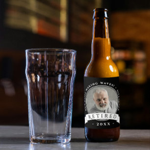 Rustikales Schwarz-Weiß-Foto eines pensionierten M Bierflaschenetikett