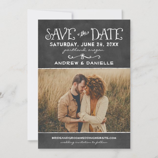 Rustikales Script Chalkboard Hochzeitsstift Foto B Save The Date (Vorderseite)