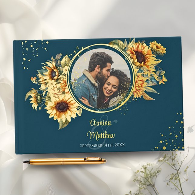 Rustikales Sonnenblumen Navy Blue Foto Gold Gästebuch (An elegant navy blue wedding guestbook with sunflowers, your custom photo, and gold foil accents)