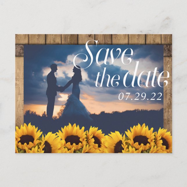 Rustikales Sonnenblumenholz-Foto Save the Date Ankündigungspostkarte (Vorderseite)