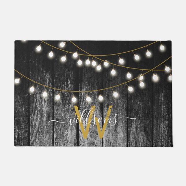 Rustikales Stall Black Wood Gold String Lights Mon Fußmatte (Vorderseite)