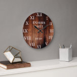 Rustikales Stallholz Familienname Land Große Wanduhr<br><div class="desc">Rustikale,  dunkle Mauer aus Stallholz mit großen römischen Zahlen. Sie können personalisieren und Ihren eigenen Namen und Jahr etabliert hinzufügen.</div>