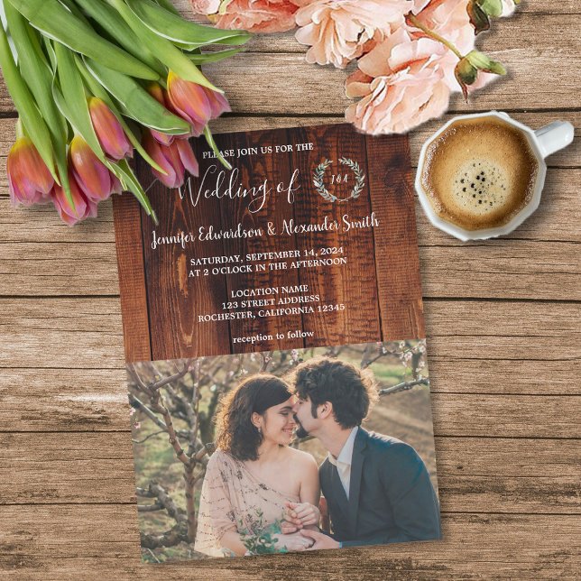Rustikales Stallholz mit Monogramm Foto Hochzeit Einladung (Rustic barn wood monogrammed photo country wedding invitation. )
