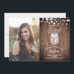 Rustikales Sweet 16 Mason Jar Lights Geburtstag Einladung<br><div class="desc">Dieses Design verfügt über ein Maurerkirschen mit einem Bogen- und Streichellicht auf einem rustikalen Holzboden und Platz für ein Foto. Klicken Sie auf die Schaltfläche Anpassen, um den Text zu verändern oder die Grafik zu verschieben! Variationen dieses Designs sowie der Koordinationsprodukte sind in unserem Shop, zazzle.com/store/doodlelulu, erhältlich. Kontaktieren Sie uns,...</div>