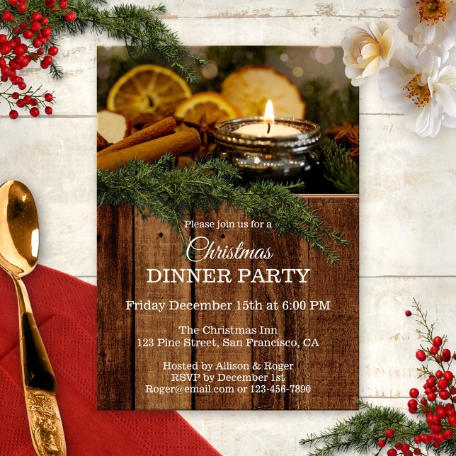 Rustikales traditionelles Weihnachtsessen Party ei Einladung (A festive Holiday party invitation featuring a warm glowing cup light with cinnamon on rustic wood)