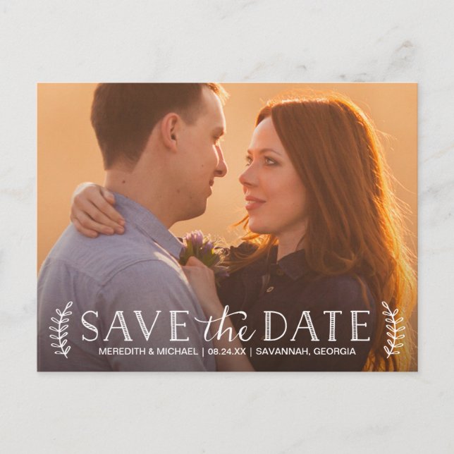Rustikales Typografie-Overlay-Foto Save the Date Ankündigungspostkarte (Vorderseite)